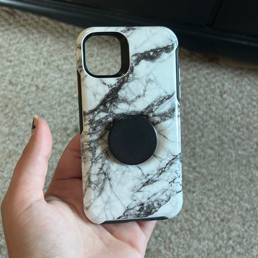 iPhone 11 otter box+ pop socket